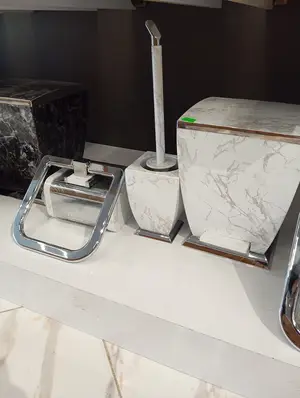 ست 5 پارچه آوا طرح سنگ سفید کروم + جاحوله + جا دستمال کاوردار